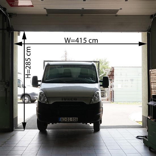 A vizsgálóműhely 285 cm magas bejárata
